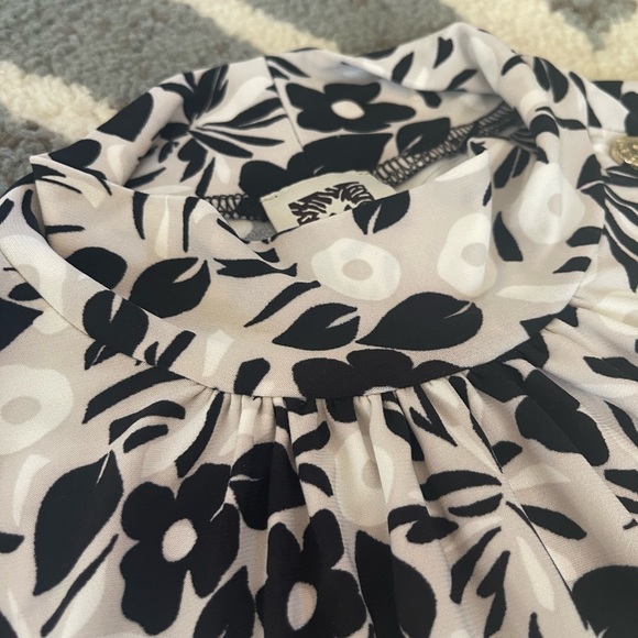 Anne Klein: (MEDIUM) Black and White Floral Blouse with Gold Button Detail - Picture 3 of 7
